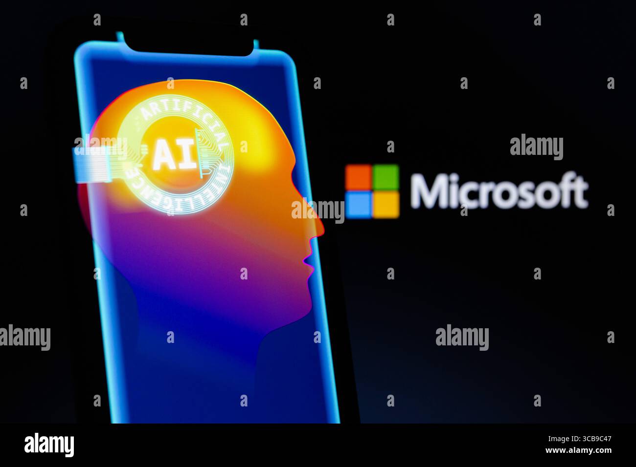 16 maggio 2023, Asuncion, Paraguay: Il logo Microsoft viene visualizzato dietro la rappresentazione visiva del cervello umano, il termine ''ai'' e le parole ''intelligenza artificiale'' visualizzate su uno smartphone. (Immagine di credito: © Andre M. Chang/ZUMA Press Wire) Foto Stock