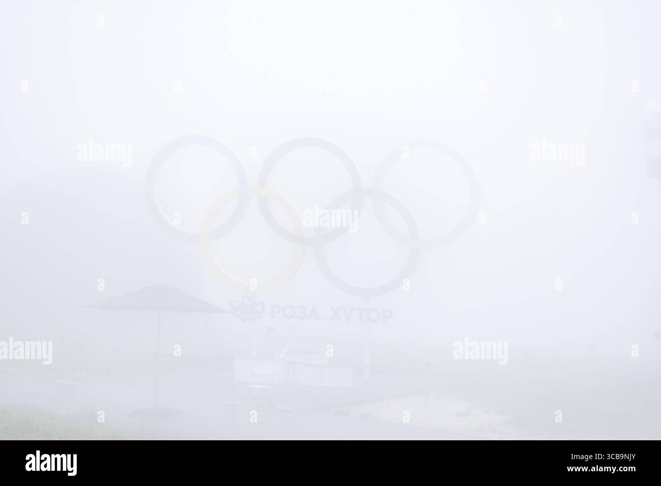 SOCHI, RUSSIA - 3 maggio 2024: Anelli olimpici in fitta nebbia, nuvole basse Foto Stock