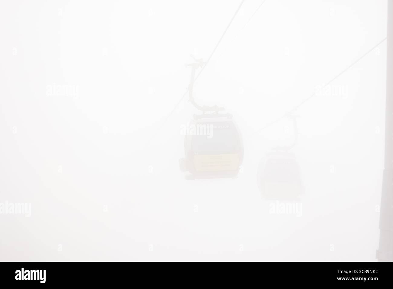 SOCHI, RUSSIA - 3 maggio 2024: Funivia in una nuvola spessa, nebbia Foto Stock