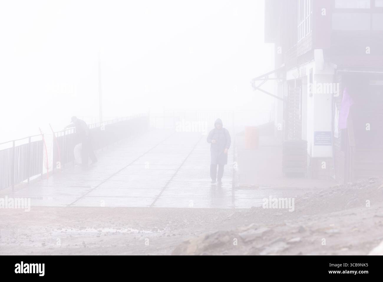SOCHI, RUSSIA - 3 maggio 2024: Rose Peak in spesse nuvole Foto Stock
