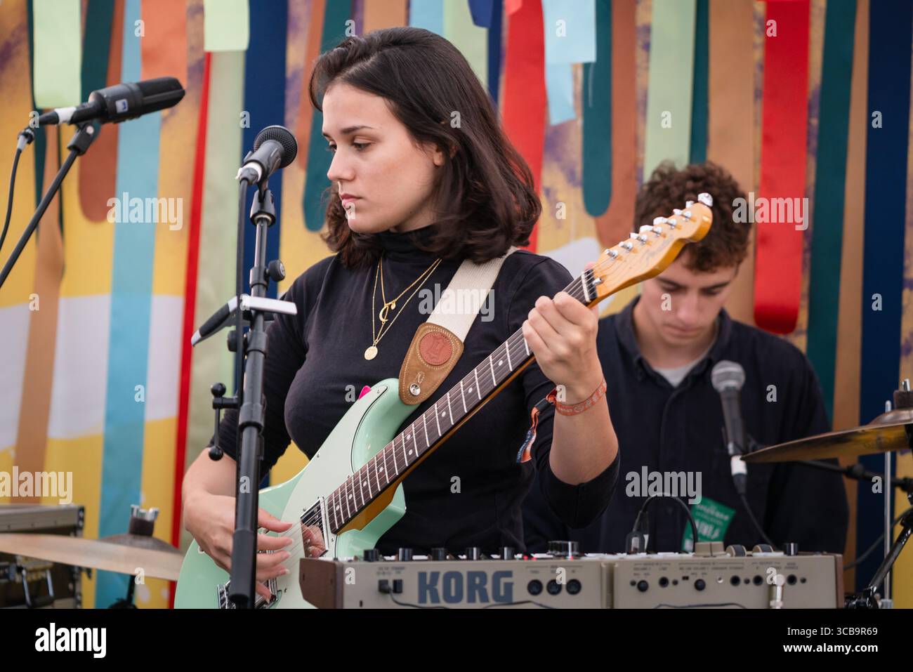 MALENA ZAVALA, SESSIONE RADIO, LIVE, 2019: Malena Zavala suona la Rough Trade Tent. Il primo giorno del Green Man Festival 2019 nel Glanusk Park nel Brecon Beacons, Galles. Fotografia: Rob Watkins 2019. INFO: Malena Zavala è una cantautrice londinese di origine argentina, il cui debutto onirico e autoprodotto Aliso riflette la sua identità poliedrica. La sua musica mescola pop lussureggiante, folk latino, Dream-pop e texture psichiche, unendo testi inglesi e spagnoli per esplorare la dualità culturale e i paesaggi emotivi. Foto Stock