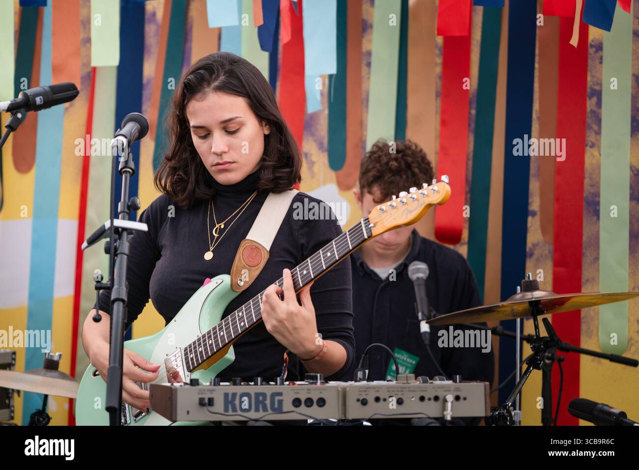 MALENA ZAVALA, SESSIONE RADIO, LIVE, 2019: Malena Zavala suona la Rough Trade Tent. Il primo giorno del Green Man Festival 2019 nel Glanusk Park nel Brecon Beacons, Galles. Fotografia: Rob Watkins 2019. INFO: Malena Zavala è una cantautrice londinese di origine argentina, il cui debutto onirico e autoprodotto Aliso riflette la sua identità poliedrica. La sua musica mescola pop lussureggiante, folk latino, Dream-pop e texture psichiche, unendo testi inglesi e spagnoli per esplorare la dualità culturale e i paesaggi emotivi. Foto Stock