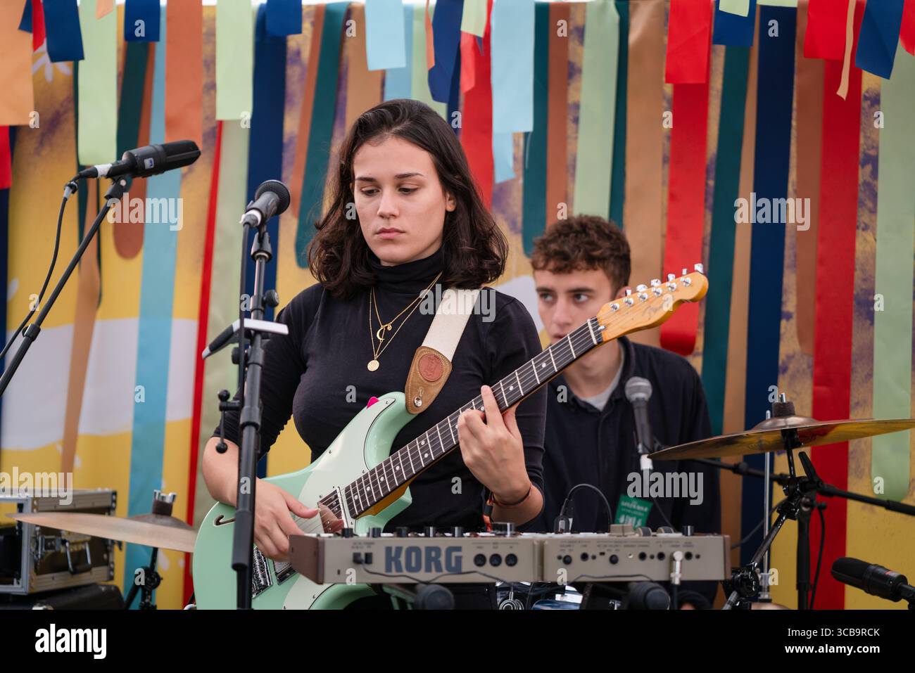 MALENA ZAVALA, SESSIONE RADIO, LIVE, 2019: Malena Zavala suona la Rough Trade Tent. Il primo giorno del Green Man Festival 2019 nel Glanusk Park nel Brecon Beacons, Galles. Fotografia: Rob Watkins 2019. INFO: Malena Zavala è una cantautrice londinese di origine argentina, il cui debutto onirico e autoprodotto Aliso riflette la sua identità poliedrica. La sua musica mescola pop lussureggiante, folk latino, Dream-pop e texture psichiche, unendo testi inglesi e spagnoli per esplorare la dualità culturale e i paesaggi emotivi. Foto Stock