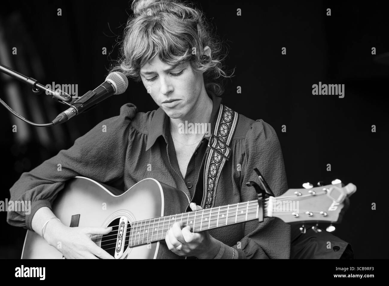 ANNA St LOUIS, LIVE, 2019: Anna St Louis suona il Walled Garden Stage. Il primo giorno del Green Man Festival 2019 nel Glanusk Park nel Brecon Beacons, Galles. Fotografia: Rob Watkins 2019. INFORMAZIONI: Anna St. Louis è una cantautrice folk di Los Angeles originaria di Kansas City. Il suo suono malinconico, plasmato da influenze folk e country classiche come Neil Young e Patsy Cline, si sviluppa attraverso arrangiamenti minimalisti e risonanza emotiva in album acclamati come If Only There Was a River (2018) e in the Air (2023). Foto Stock