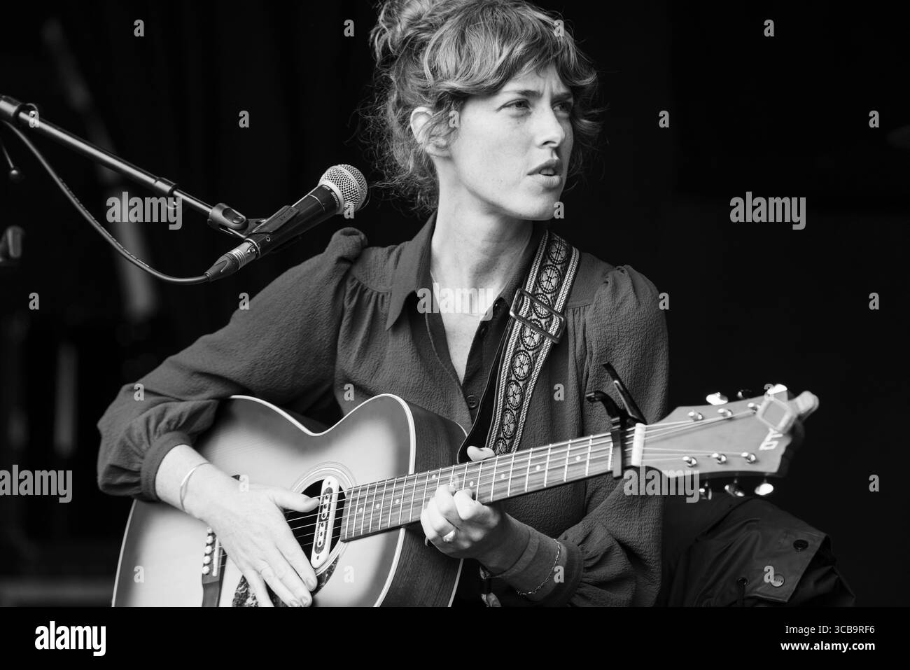 ANNA St LOUIS, LIVE, 2019: Anna St Louis suona il Walled Garden Stage. Il primo giorno del Green Man Festival 2019 nel Glanusk Park nel Brecon Beacons, Galles. Fotografia: Rob Watkins 2019. INFORMAZIONI: Anna St. Louis è una cantautrice folk di Los Angeles originaria di Kansas City. Il suo suono malinconico, plasmato da influenze folk e country classiche come Neil Young e Patsy Cline, si sviluppa attraverso arrangiamenti minimalisti e risonanza emotiva in album acclamati come If Only There Was a River (2018) e in the Air (2023). Foto Stock