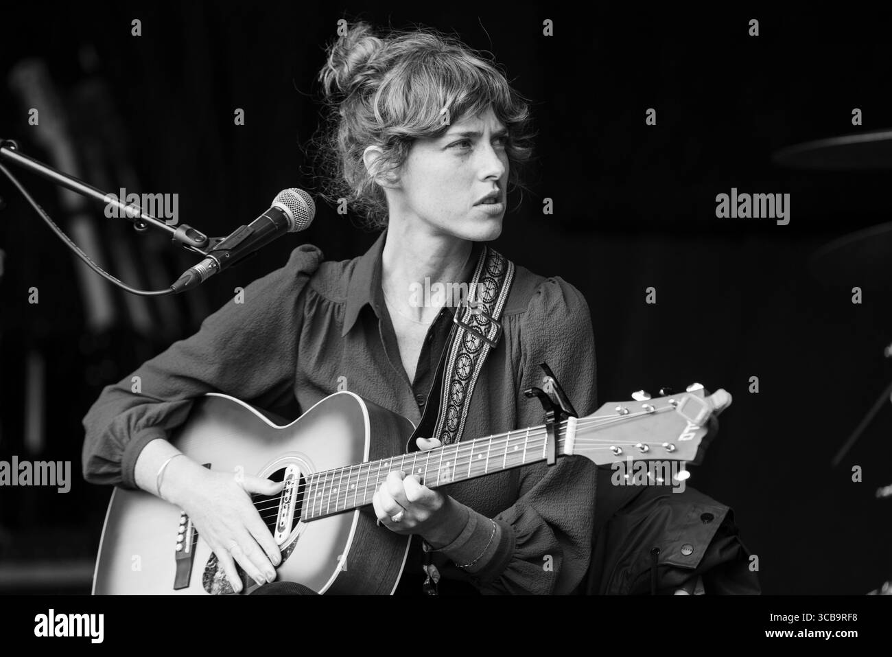 ANNA St LOUIS, LIVE, 2019: Anna St Louis suona il Walled Garden Stage. Il primo giorno del Green Man Festival 2019 nel Glanusk Park nel Brecon Beacons, Galles. Fotografia: Rob Watkins 2019. INFORMAZIONI: Anna St. Louis è una cantautrice folk di Los Angeles originaria di Kansas City. Il suo suono malinconico, plasmato da influenze folk e country classiche come Neil Young e Patsy Cline, si sviluppa attraverso arrangiamenti minimalisti e risonanza emotiva in album acclamati come If Only There Was a River (2018) e in the Air (2023). Foto Stock