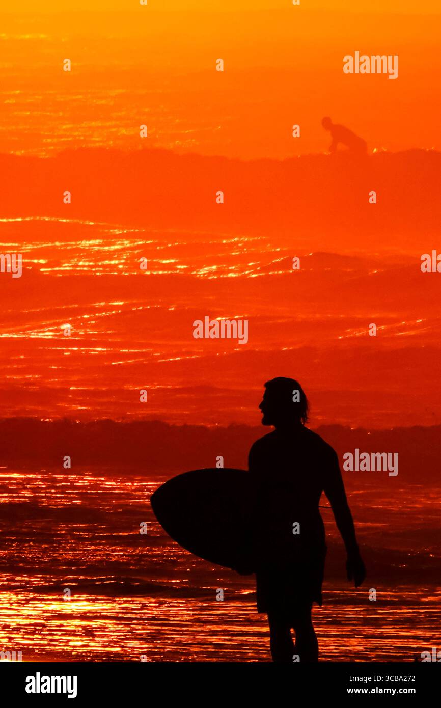 29 agosto 2023, Isle of Palms, SC, Stati Uniti: Un surfista controlla le condizioni delle onde prima di unirsi agli altri all'alba come insolita azione delle onde causata dal passaggio dell'uragano Franklin attirò grandi sbalzi, 29 agosto 2023 a Isle of Palms, Carolina del Sud. Uragano Franklin, una tempesta di mostro di categoria 4 si dirige verso le Bermuda, mentre l'uragano Idalia dovrebbe passare sopra la testa giovedì. (Immagine di credito: © Richard Ellis/ZUMA Press Wire) Foto Stock