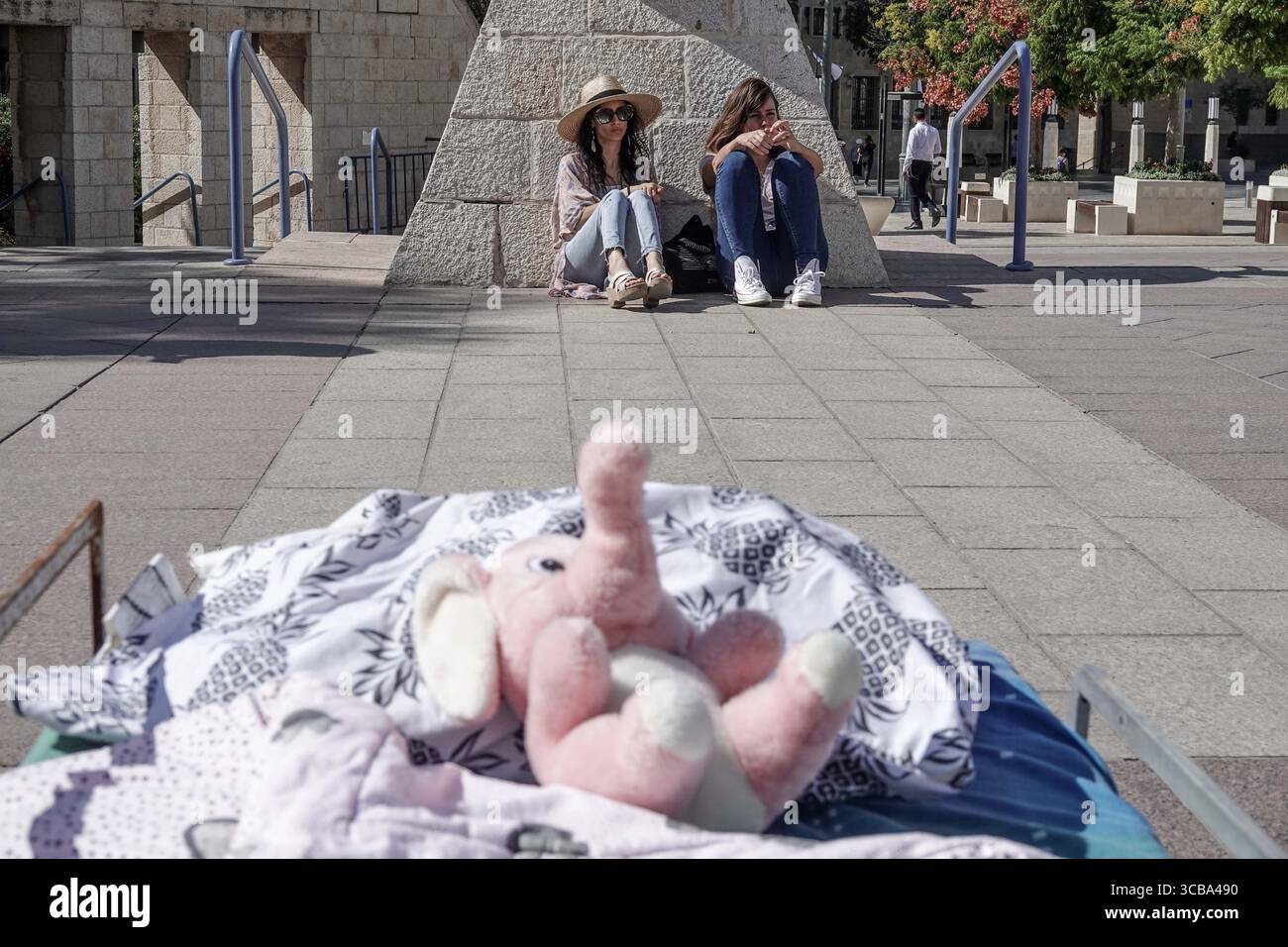 30 ottobre 2023, Gerusalemme, Israele: Un'installazione in Piazza Safra di Jerusalemâ ritrae 230 letti, vuoti dal 7 ottobre 2023, in solidarietà con i 230 ostaggi ora stimati nelle mani di Hamas della Striscia di Gaza e delle loro famiglie. Israele è impegnato in una guerra contro Hamas della Striscia di Gaza a seguito di un massiccio fuoco missilistico dalla Striscia di Gaza in Israele, infiltrazione di uomini armati nel territorio israeliano, massacro di donne e bambini civili nelle loro case e presa in ostaggio di civili e soldati. 350.000 riservisti sono stati dispiegati, l’aviazione israeliana sta bombardando massicciamente Gaza e. Foto Stock