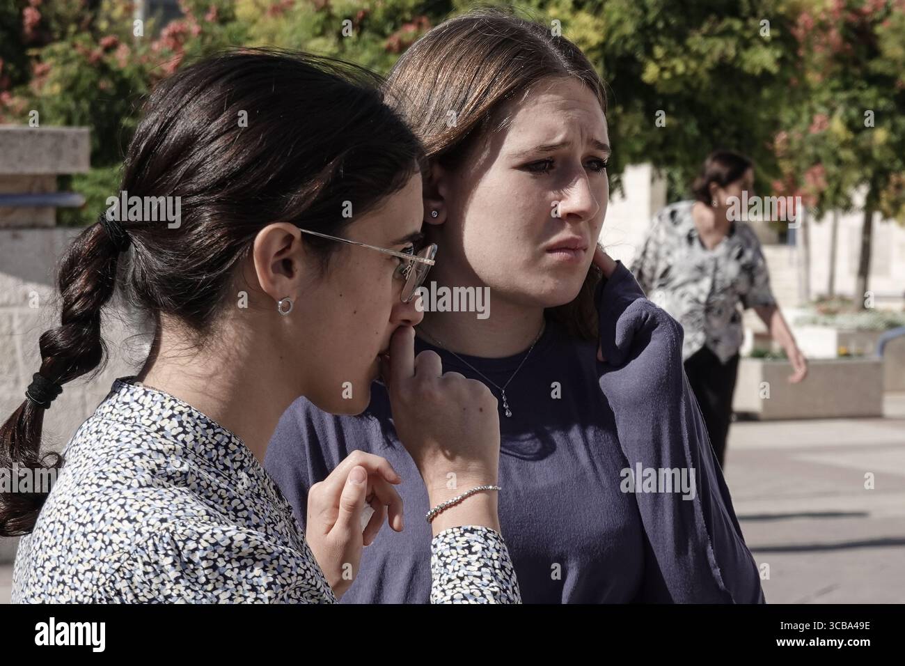 30 ottobre 2023, Gerusalemme, Israele: Un'installazione in Piazza Safra di Jerusalemâ ritrae 230 letti, vuoti dal 7 ottobre 2023, in solidarietà con i 230 ostaggi ora stimati nelle mani di Hamas della Striscia di Gaza e delle loro famiglie. Israele è impegnato in una guerra contro Hamas della Striscia di Gaza a seguito di un massiccio fuoco missilistico dalla Striscia di Gaza in Israele, infiltrazione di uomini armati nel territorio israeliano, massacro di donne e bambini civili nelle loro case e presa in ostaggio di civili e soldati. 350.000 riservisti sono stati dispiegati, l’aviazione israeliana sta bombardando massicciamente Gaza e. Foto Stock