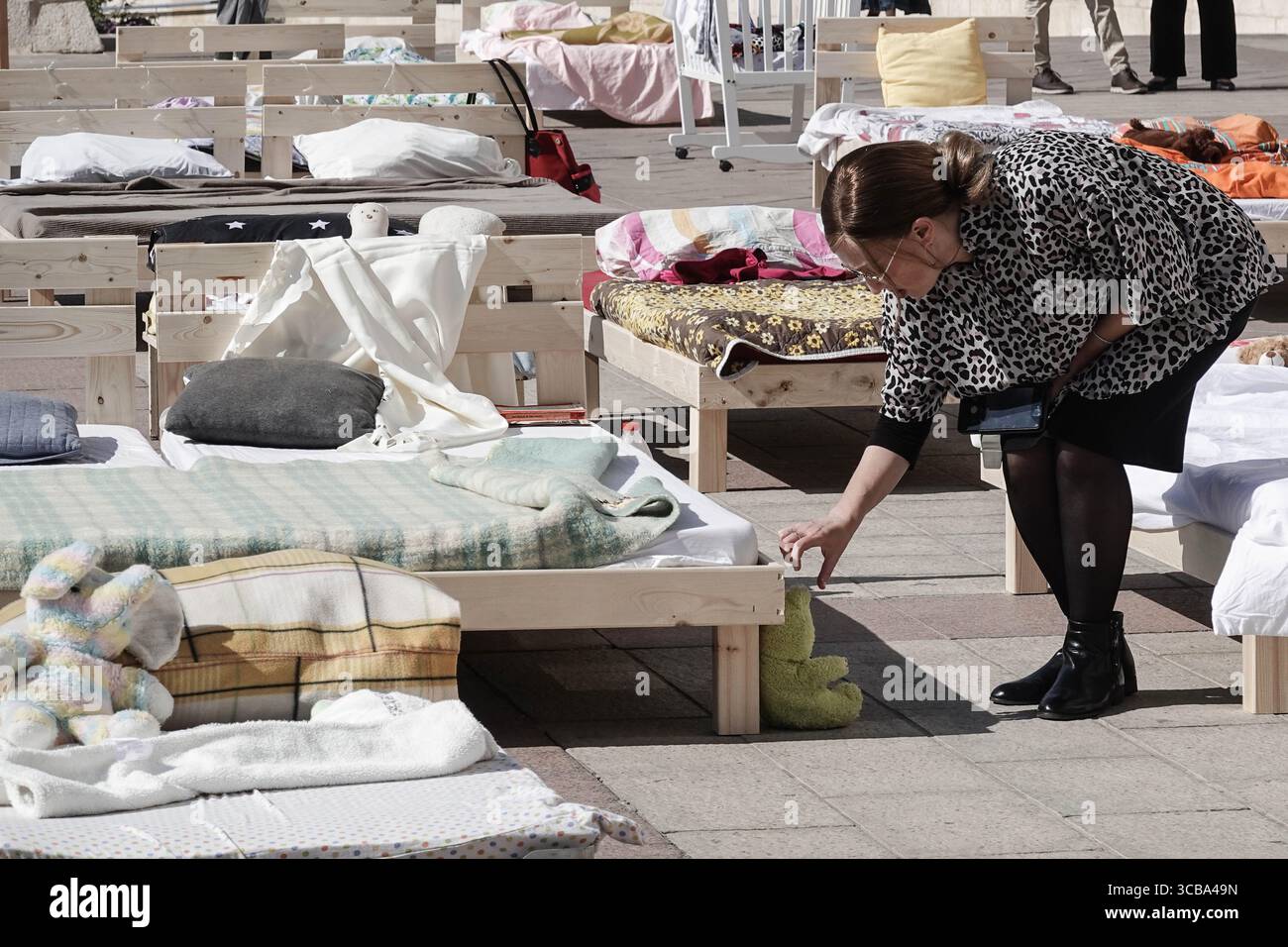 30 ottobre 2023, Gerusalemme, Israele: Un'installazione in Piazza Safra di Jerusalemâ ritrae 230 letti, vuoti dal 7 ottobre 2023, in solidarietà con i 230 ostaggi ora stimati nelle mani di Hamas della Striscia di Gaza e delle loro famiglie. Israele è impegnato in una guerra contro Hamas della Striscia di Gaza a seguito di un massiccio fuoco missilistico dalla Striscia di Gaza in Israele, infiltrazione di uomini armati nel territorio israeliano, massacro di donne e bambini civili nelle loro case e presa in ostaggio di civili e soldati. 350.000 riservisti sono stati dispiegati, l’aviazione israeliana sta bombardando massicciamente Gaza e. Foto Stock