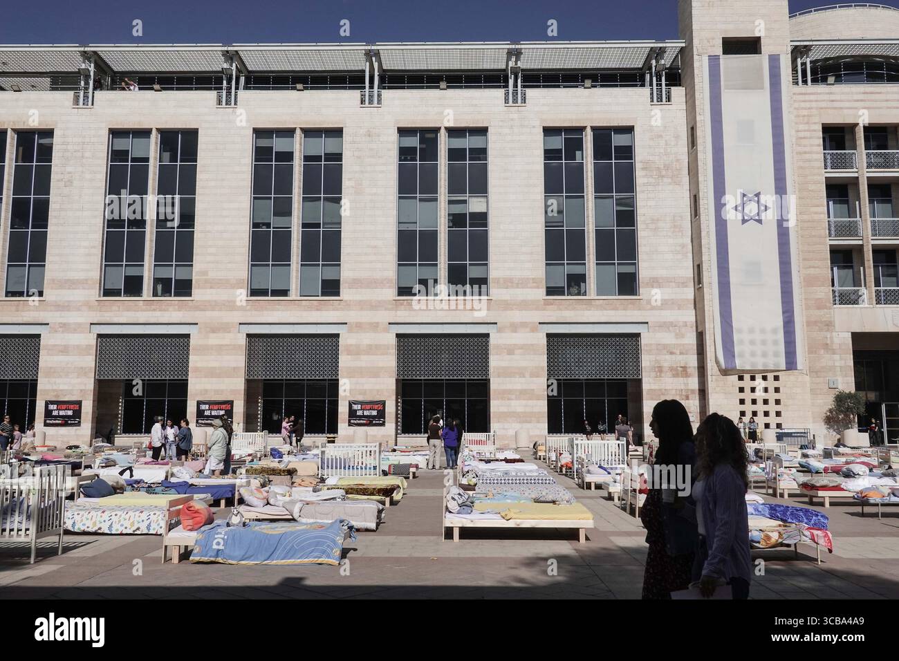 30 ottobre 2023, Gerusalemme, Israele: Un'installazione in Piazza Safra di Jerusalemâ ritrae 230 letti, vuoti dal 7 ottobre 2023, in solidarietà con i 230 ostaggi ora stimati nelle mani di Hamas della Striscia di Gaza e delle loro famiglie. Israele è impegnato in una guerra contro Hamas della Striscia di Gaza a seguito di un massiccio fuoco missilistico dalla Striscia di Gaza in Israele, infiltrazione di uomini armati nel territorio israeliano, massacro di donne e bambini civili nelle loro case e presa in ostaggio di civili e soldati. 350.000 riservisti sono stati dispiegati, l’aviazione israeliana sta bombardando massicciamente Gaza e. Foto Stock