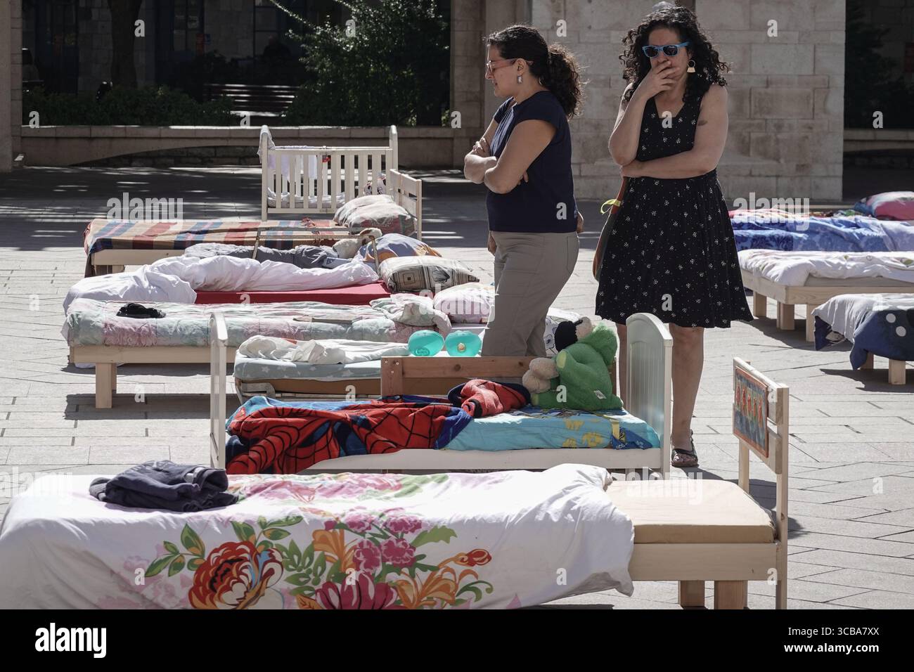 30 ottobre 2023, Gerusalemme, Israele: Un'installazione in Piazza Safra di Gerusalemme ritrae 230 letti, vuoti dal 7 ottobre 2023, in solidarietà con i 230 ostaggi ora stimati nelle mani di Hamas della Striscia di Gaza e delle loro famiglie. Israele è impegnato in una guerra contro Hamas della Striscia di Gaza a seguito di un massiccio fuoco missilistico dalla Striscia di Gaza in Israele, infiltrazione di uomini armati nel territorio israeliano, massacro di donne e bambini civili nelle loro case e sequestro di civili e soldati. (Immagine di credito: © Nir Alon/ZUMA Press Wire) Foto Stock