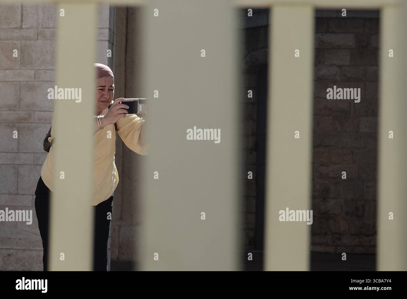 30 ottobre 2023, Gerusalemme, Israele: Un'installazione in Piazza Safra di Jerusalemâ ritrae 230 letti, vuoti dal 7 ottobre 2023, in solidarietà con i 230 ostaggi ora stimati nelle mani di Hamas della Striscia di Gaza e delle loro famiglie. Israele è impegnato in una guerra contro Hamas della Striscia di Gaza a seguito di un massiccio fuoco missilistico dalla Striscia di Gaza in Israele, infiltrazione di uomini armati nel territorio israeliano, massacro di donne e bambini civili nelle loro case e presa in ostaggio di civili e soldati. 350.000 riservisti sono stati dispiegati, l’aviazione israeliana sta bombardando massicciamente Gaza e. Foto Stock