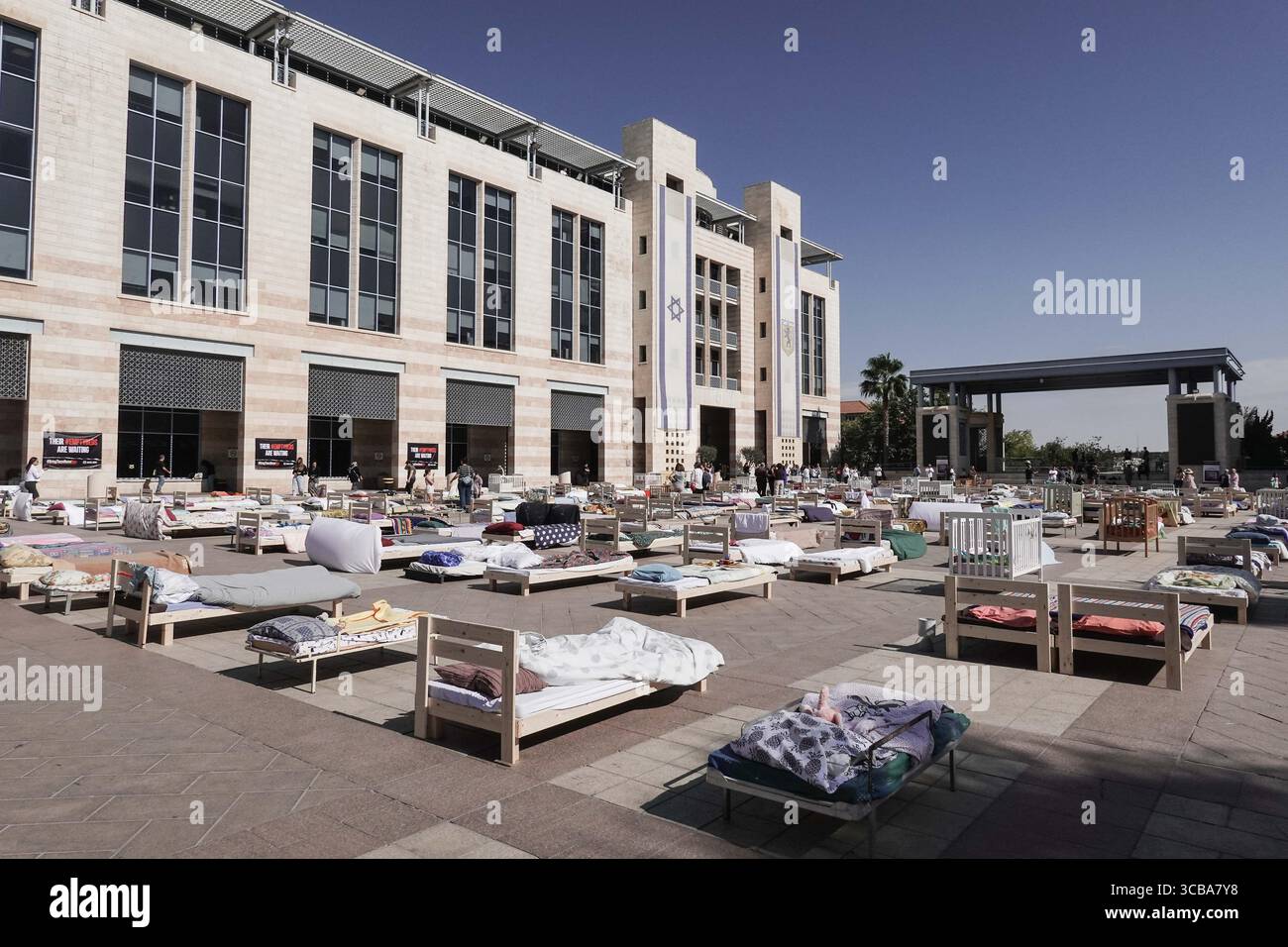 30 ottobre 2023, Gerusalemme, Israele: Un'installazione in Piazza Safra di Jerusalemâ ritrae 230 letti, vuoti dal 7 ottobre 2023, in solidarietà con i 230 ostaggi ora stimati nelle mani di Hamas della Striscia di Gaza e delle loro famiglie. Israele è impegnato in una guerra contro Hamas della Striscia di Gaza a seguito di un massiccio fuoco missilistico dalla Striscia di Gaza in Israele, infiltrazione di uomini armati nel territorio israeliano, massacro di donne e bambini civili nelle loro case e presa in ostaggio di civili e soldati. 350.000 riservisti sono stati dispiegati, l’aviazione israeliana sta bombardando massicciamente Gaza e. Foto Stock