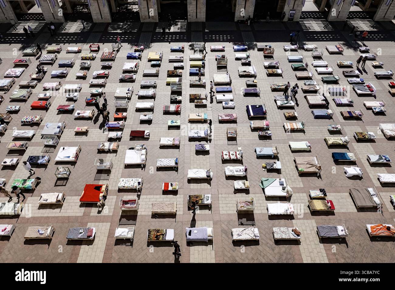 30 ottobre 2023, Gerusalemme, Israele: Un'installazione in Piazza Safra di Gerusalemme ritrae 230 letti, vuoti dal 7 ottobre 2023, in solidarietà con i 230 ostaggi ora stimati nelle mani di Hamas della Striscia di Gaza e delle loro famiglie. Israele è impegnato in una guerra contro Hamas della Striscia di Gaza a seguito di un massiccio fuoco missilistico dalla Striscia di Gaza in Israele, infiltrazione di uomini armati nel territorio israeliano, massacro di donne e bambini civili nelle loro case e sequestro di civili e soldati. (Immagine di credito: © Nir Alon/ZUMA Press Wire) Foto Stock