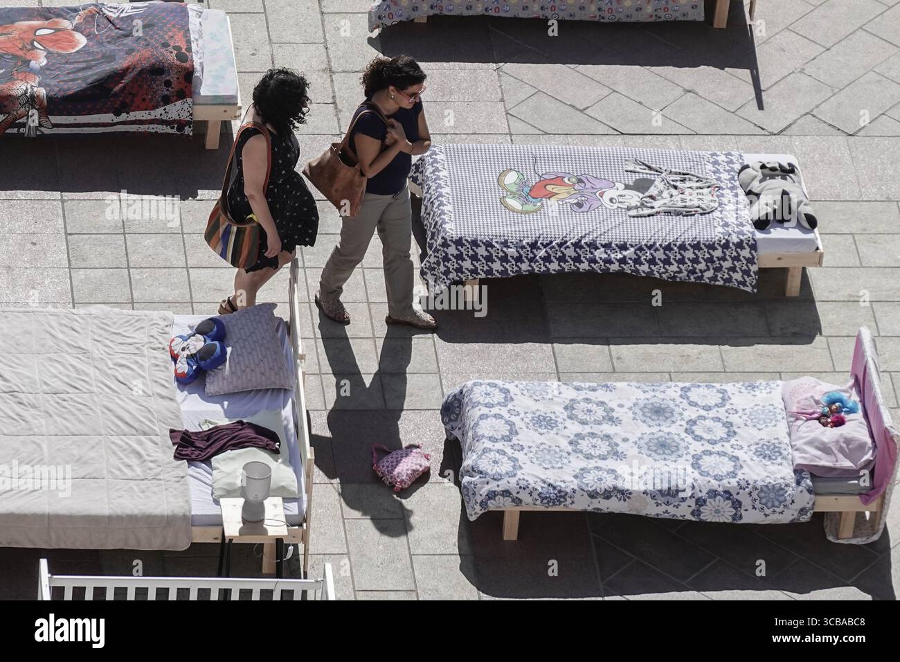 30 ottobre 2023, Gerusalemme, Israele: Un'installazione in Piazza Safra di Jerusalemâ ritrae 230 letti, vuoti dal 7 ottobre 2023, in solidarietà con i 230 ostaggi ora stimati nelle mani di Hamas della Striscia di Gaza e delle loro famiglie. Israele è impegnato in una guerra contro Hamas della Striscia di Gaza a seguito di un massiccio fuoco missilistico dalla Striscia di Gaza in Israele, infiltrazione di uomini armati nel territorio israeliano, massacro di donne e bambini civili nelle loro case e presa in ostaggio di civili e soldati. 350.000 riservisti sono stati dispiegati, l’aviazione israeliana sta bombardando massicciamente Gaza e. Foto Stock