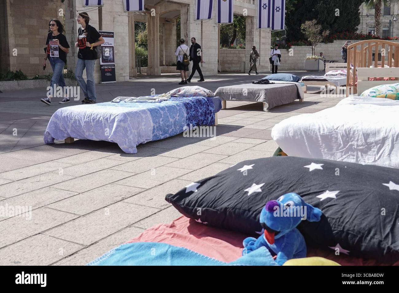 30 ottobre 2023, Gerusalemme, Israele: Un'installazione in Piazza Safra di Jerusalemâ ritrae 230 letti, vuoti dal 7 ottobre 2023, in solidarietà con i 230 ostaggi ora stimati nelle mani di Hamas della Striscia di Gaza e delle loro famiglie. Israele è impegnato in una guerra contro Hamas della Striscia di Gaza a seguito di un massiccio fuoco missilistico dalla Striscia di Gaza in Israele, infiltrazione di uomini armati nel territorio israeliano, massacro di donne e bambini civili nelle loro case e presa in ostaggio di civili e soldati. 350.000 riservisti sono stati dispiegati, l’aviazione israeliana sta bombardando massicciamente Gaza e. Foto Stock