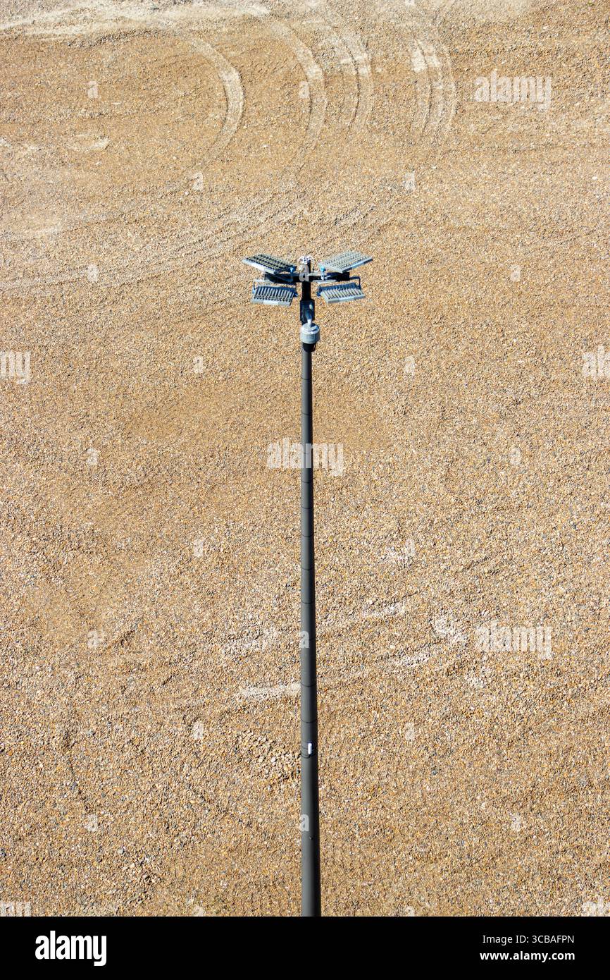 luce di sicurezza con sfondo di ghiaia marrone grigia Foto Stock