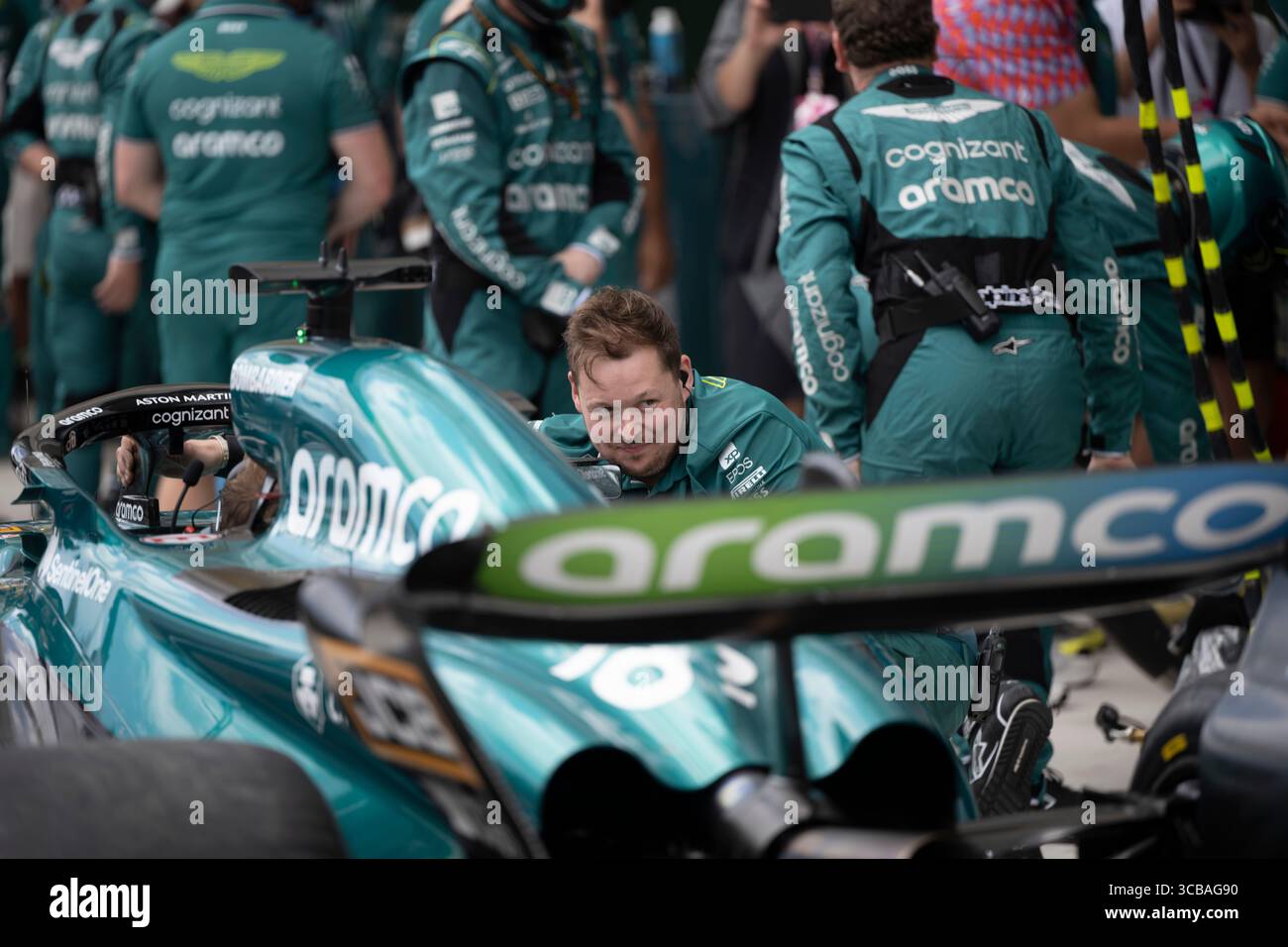 7 maggio 2023, Miami, Florida, Stati Uniti: Meccanici dell'equipaggio dei box di Aston Martin che praticano un pit stop...Max Verstappen ha vinto il Gran Premio di Miami di Formula 1 Crypto.com dopo aver battuto il compagno di squadra Sergio Perez, che è arrivato secondo. Fernando Alonso di Aston Martin è salito sul podio, finendo 3° posto...Max Verstappen di Red Bull Oracle Racing mantiene il suo dominio nella stagione 2023. Sport motoristici, gare a ruota libera, Liberty Media, F1. (Immagine di credito: © Taidgh Barron/ZUMA Press Wire) Foto Stock