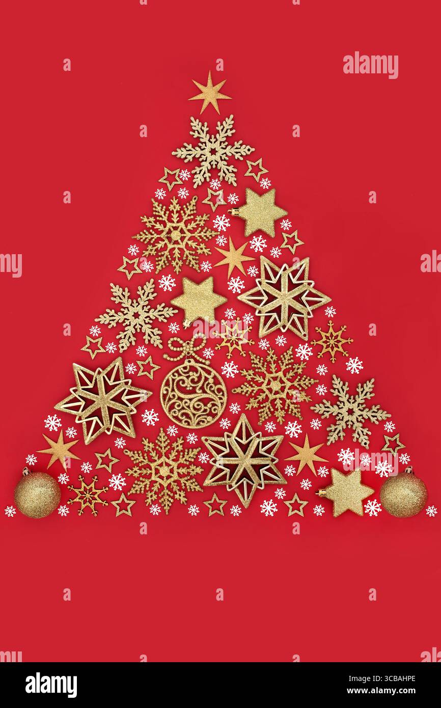 Forma dell'albero di Natale, stelle dorate, fiocchi di neve, sfere di palla, decorazioni bianche con fiocchi di neve su sfondo rosso. Icona simbolo per le festività natalizie. Foto Stock