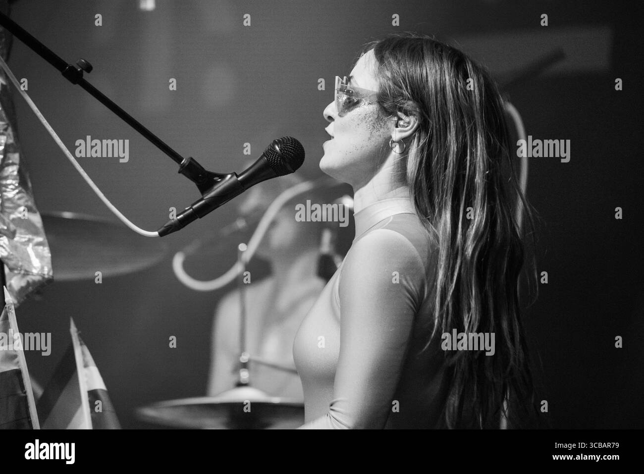 STEALING SHEEP, CONCERTO DAL VIVO, 2019: Rebecca Hawley of Stealing Sheep suonano il Walled Garden Stage. Il primo giorno del Green Man Festival 2019 nel Glanusk Park nel Brecon Beacons, Galles. Fotografia: Rob Watkins 2019. INFO: Stealing Sheep è un trio art-pop di Liverpool, formato nel 2010 con Rebecca Hawley, Emily Lansley e Luciana Mercer. La loro musica bilancia armonie ipnotiche, surrealismo fai-da-te e pop elettronico, evolvendosi in album come Into the Diamond Sun e Big Wows con un tocco vivace e sperimentale. Foto Stock