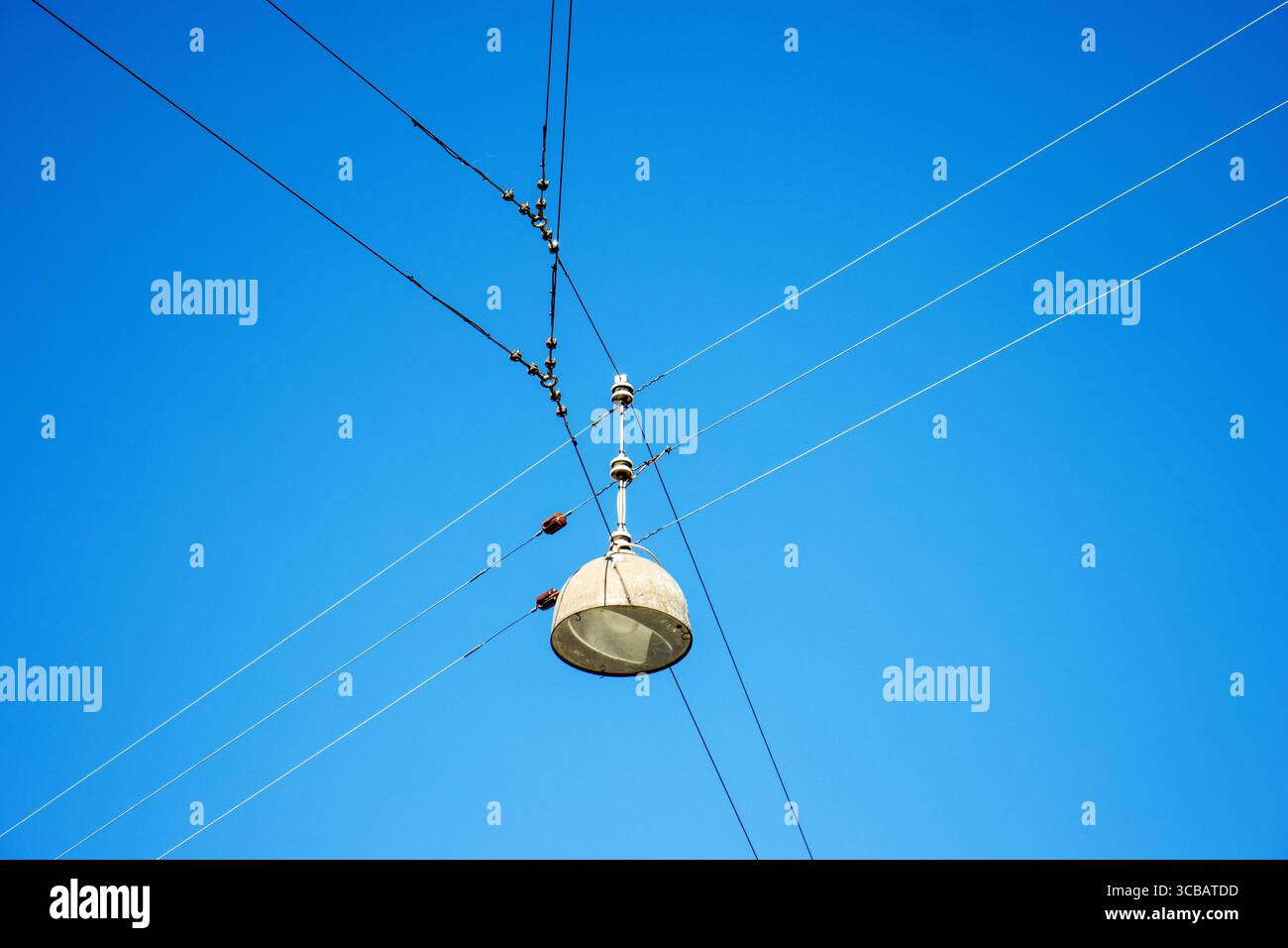 Tipiche luci stradali sospese a Copenaghen, Danimarca, con un cielo azzurro Foto Stock