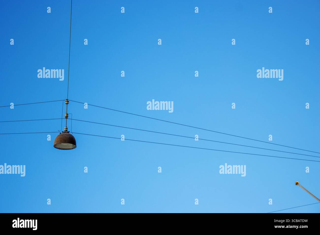 Tipiche luci stradali sospese a Copenaghen, Danimarca, con un cielo azzurro Foto Stock