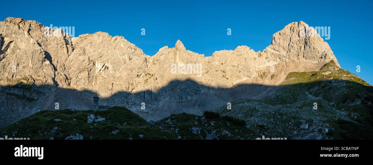 Luce mattutina su Lamsenspitze a Karwendel, Tirolo, Austria Foto Stock