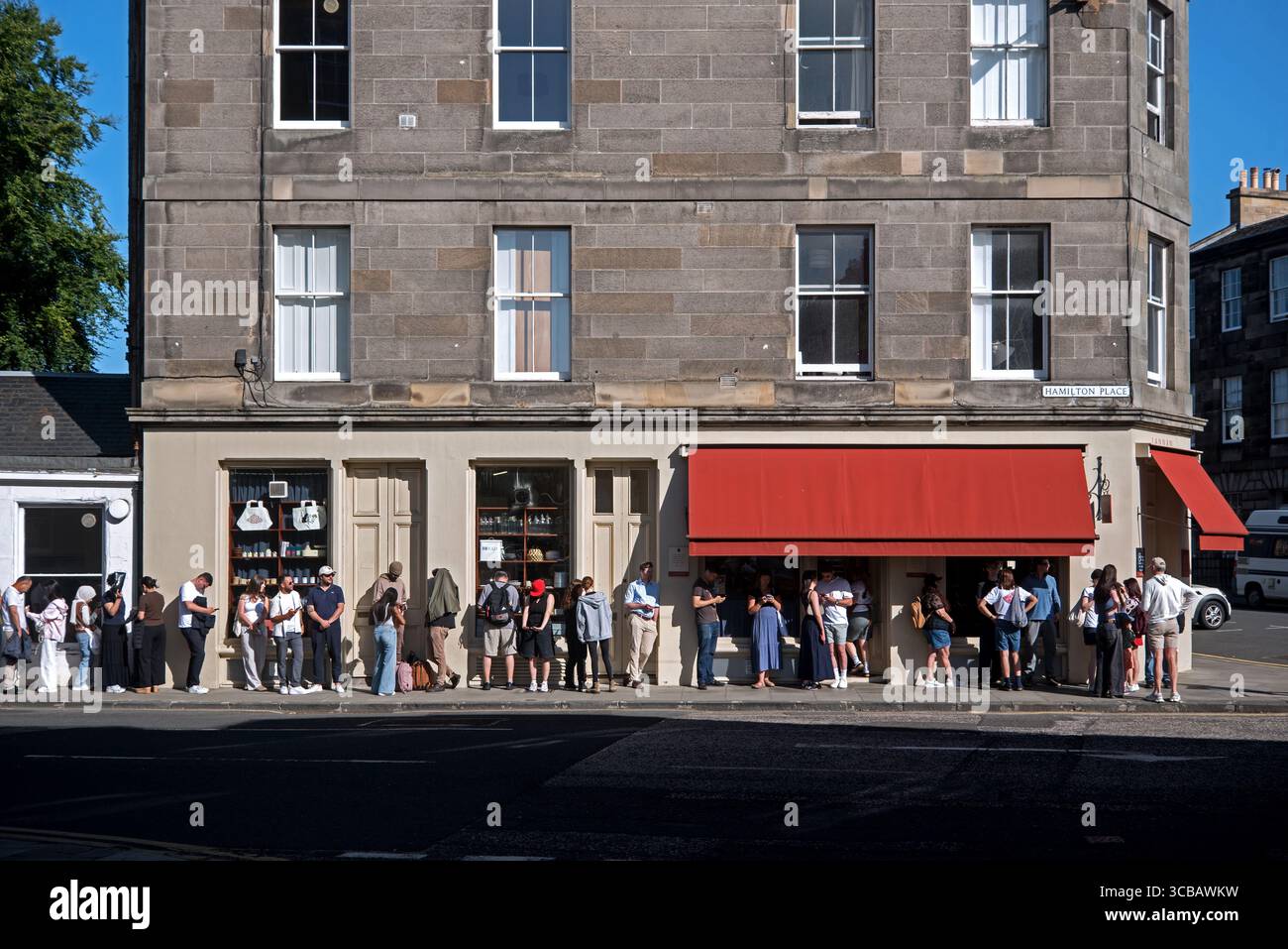Clienti che fanno la fila fuori dalla Lannan Bakery a Hamilton Place, Stockbridge, Edimburgo, Scozia, Regno Unito. Foto Stock