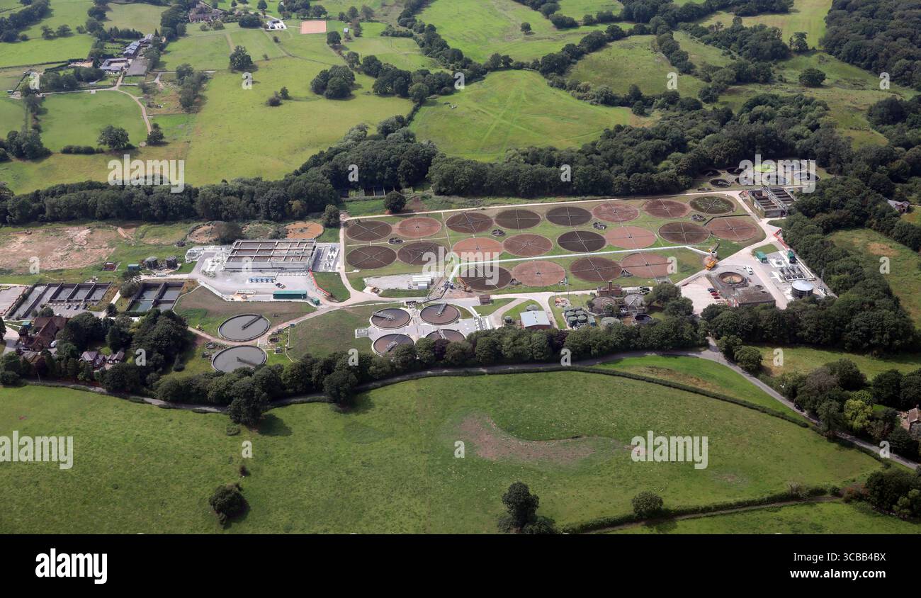 Vista aerea di un impianto di trattamento delle acque a Butley Lanes, Prestbury, Cheshire Foto Stock