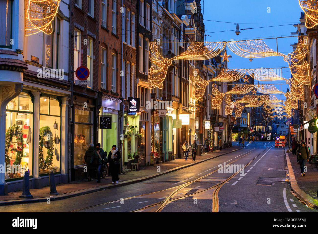 Paesi Bassi, Amsterdam, canali meridionali, Utrechtsestraat, decorazioni natalizie di Blachere Illumination Foto Stock
