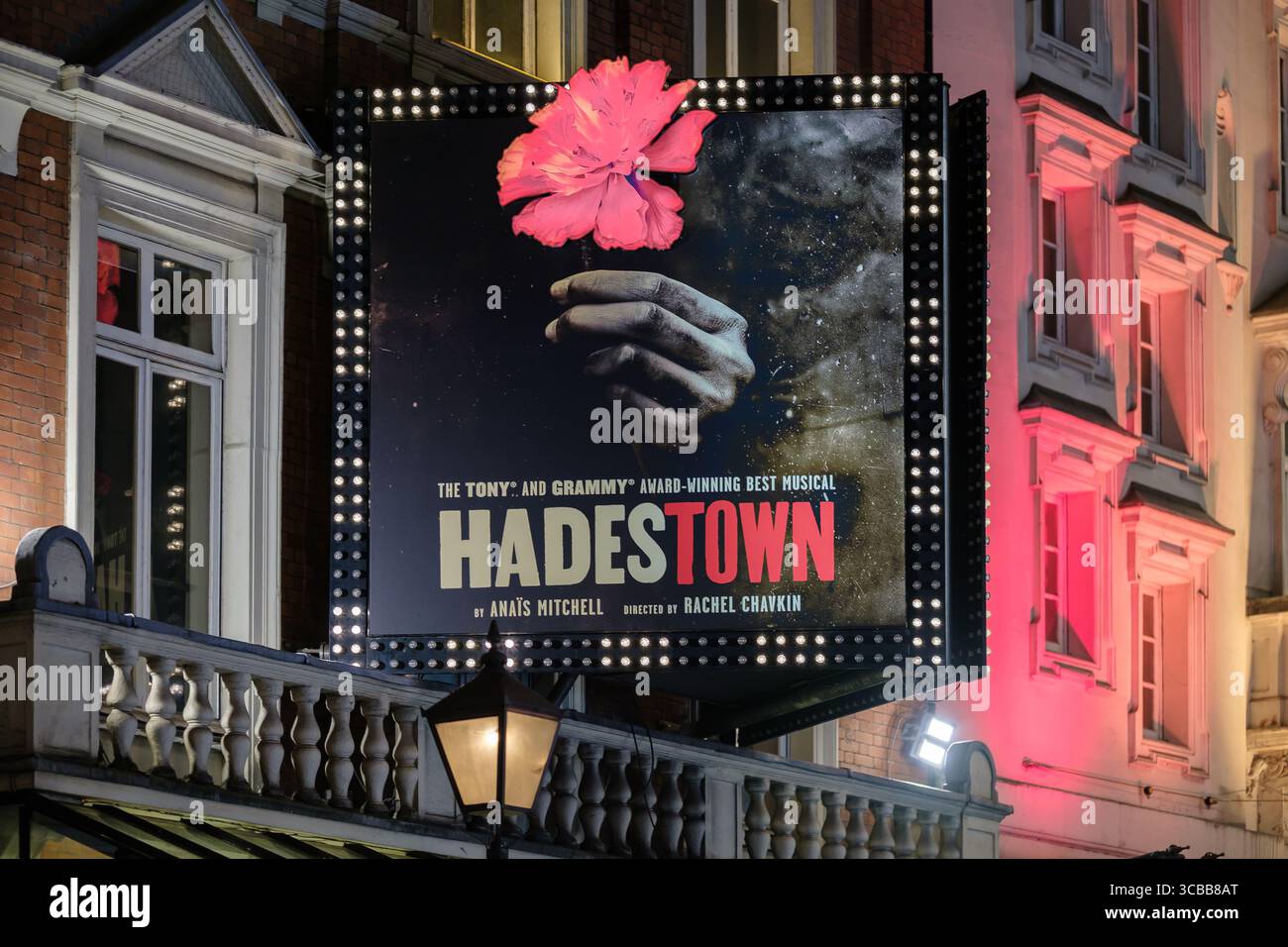 Londra, Regno Unito - 25 maggio 2025: Veduta del cartello illuminato del musical Hadestown a Londra Regno Unito Foto Stock