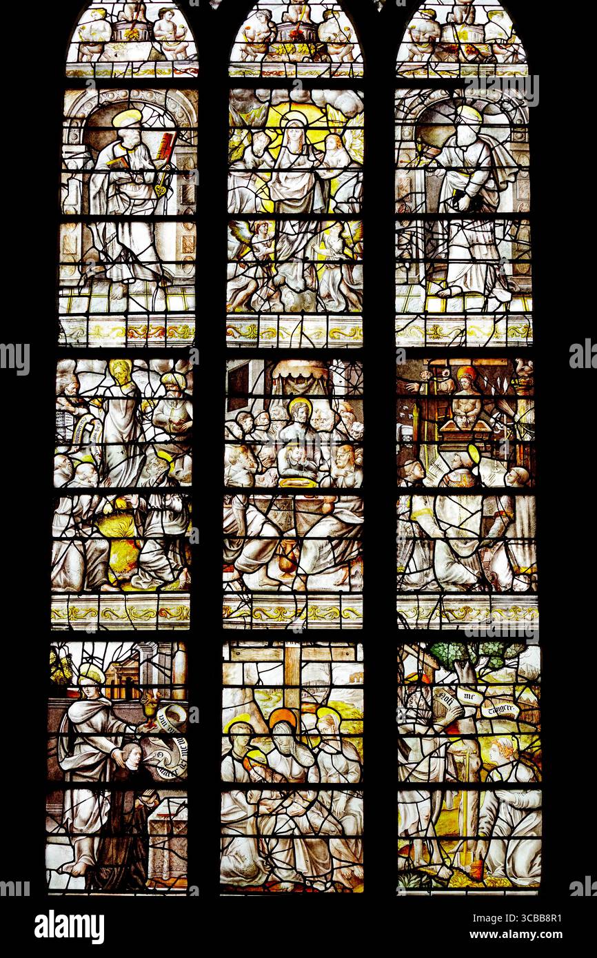 Francia, Aube, Birenne le Chateau, chiesa situata sulla Route du Vitrail (la strada delle vetrate colorate), chiesa di San Paolo e San Pietro costruita tra il XII e il XIX secolo, vetrate colorate in grisaille realizzate da un maestro vetraio di Troyes nel XVI secolo chiamate la vita di Gesù Cristo che rappresenta dal basso verso l'alto e da sinistra verso destra San Giovanni e Maria Jacobe, il Lamentazione di Cristo, l'apparizione a Maria Maddalena, la trasfigurazione di Cristo, la cena con Simone, San Pietro, Vergine Maria, San Giovanni, cherubini e Putti Foto Stock