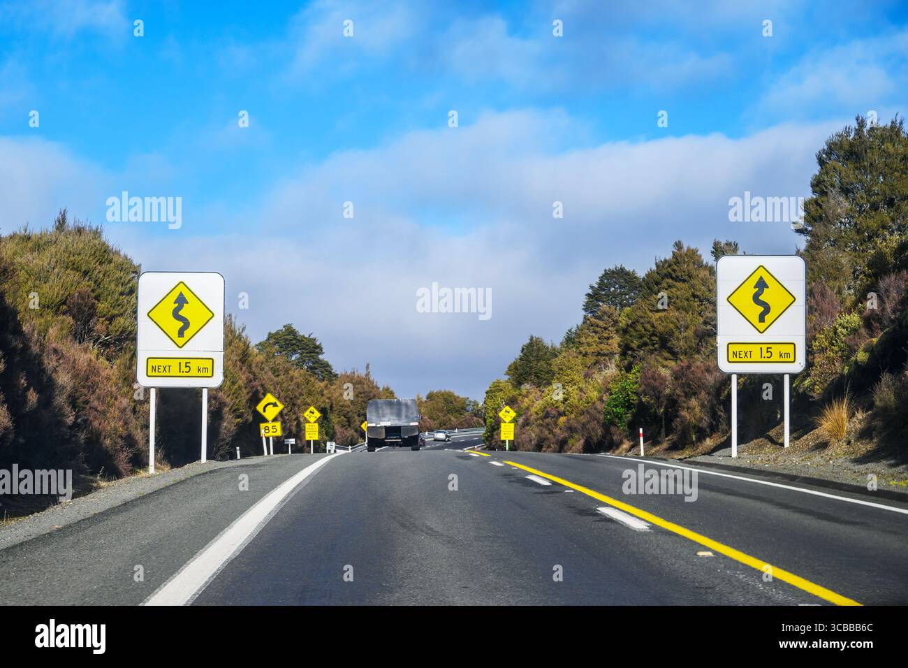 Cartello Winding Road su Desert Road. Isola del Nord. Nuova Zelanda. Foto Stock