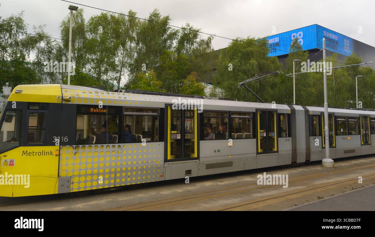 Fermata del tram dello stadio Etihad con l'arena Coop Live. Fermata del tram Metrolink per il locale. Manchester Regno Unito Foto Stock