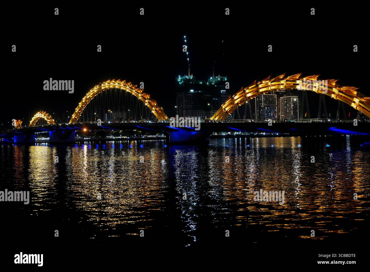 Ponte del drago a da Nang, Vietnam di notte: Punto di riferimento iconico, vista panoramica, fotografia di viaggio Foto Stock