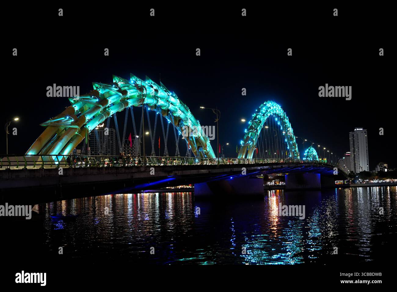 Ponte del drago a da Nang, Vietnam di notte: Punto di riferimento iconico, vista panoramica, fotografia di viaggio Foto Stock