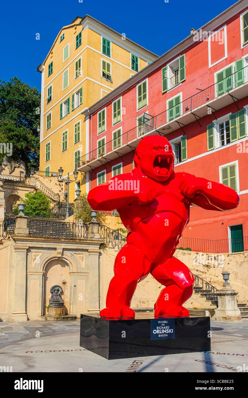 Francia, alta Corsica, Bastia, banchina meridionale del Porto Vecchio, a Giru itinerario artistico segnato dalle opere di Richard Orlinski, gorilla ai piedi della scalinata Romieu Foto Stock