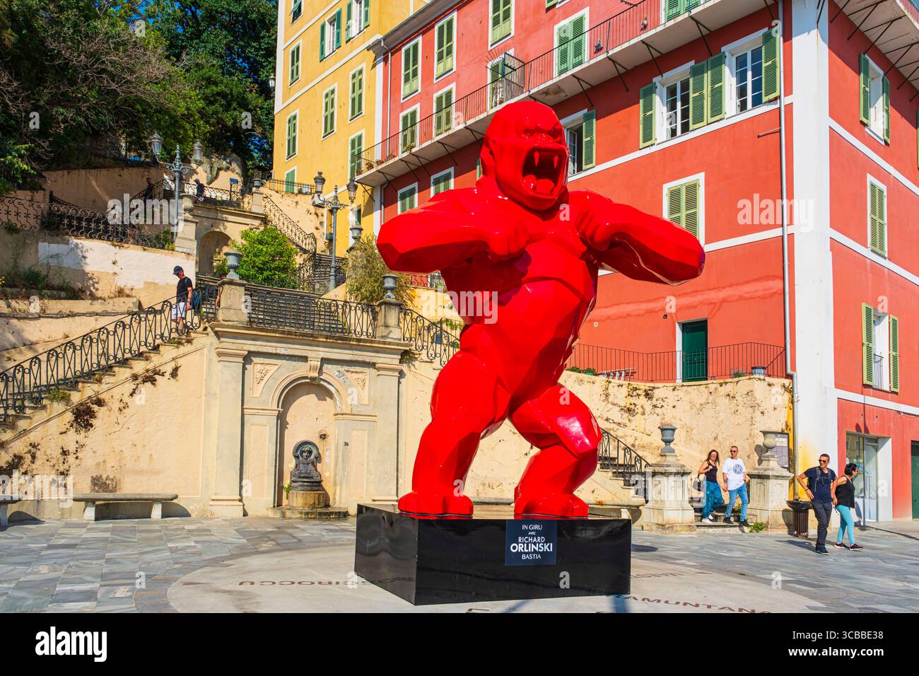 Francia, alta Corsica, Bastia, banchina meridionale del Porto Vecchio, a Giru itinerario artistico segnato dalle opere di Richard Orlinski, gorilla ai piedi della scalinata Romieu Foto Stock