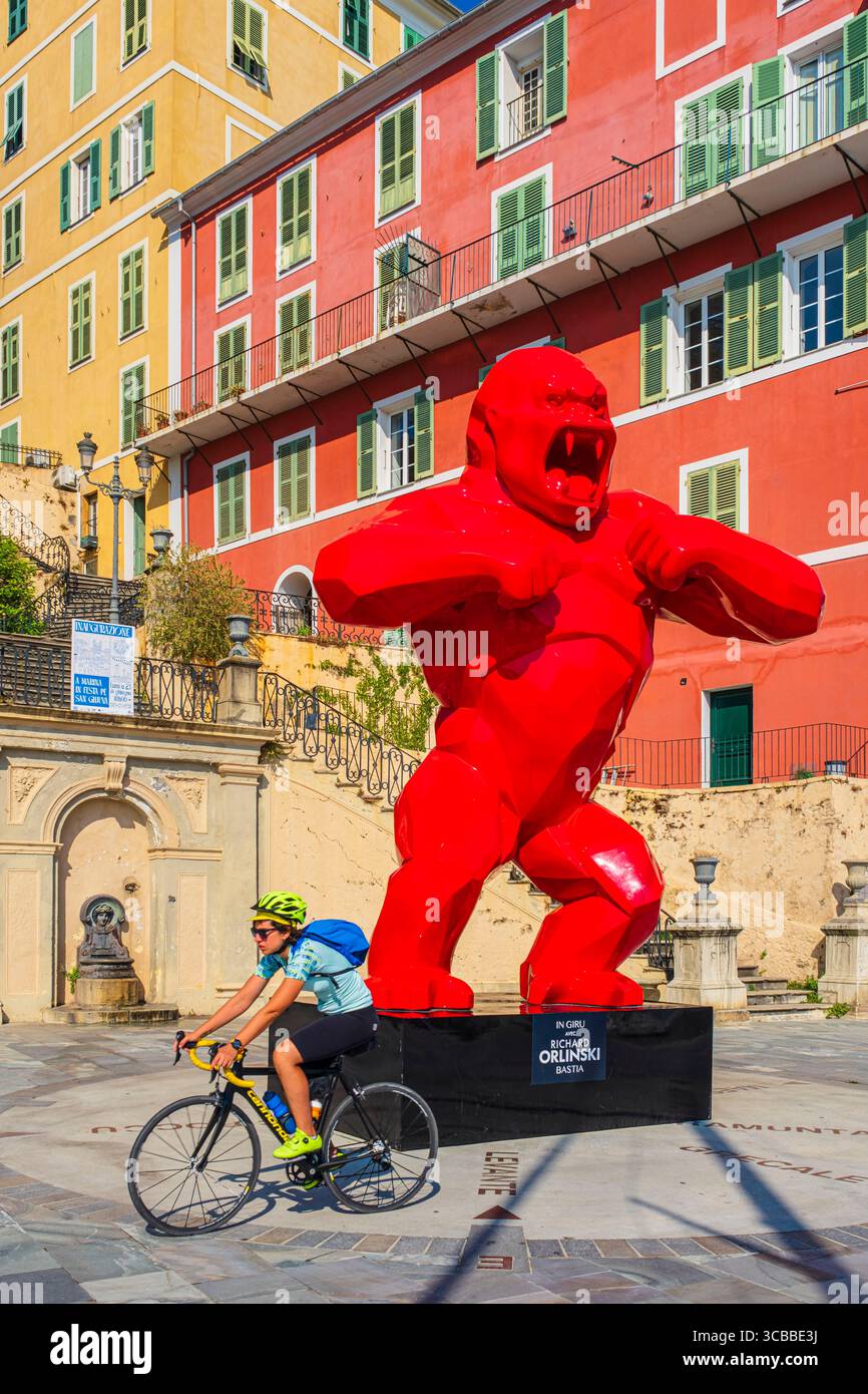Francia, alta Corsica, Bastia, banchina meridionale del Porto Vecchio, a Giru itinerario artistico segnato dalle opere di Richard Orlinski, gorilla ai piedi della scalinata Romieu Foto Stock