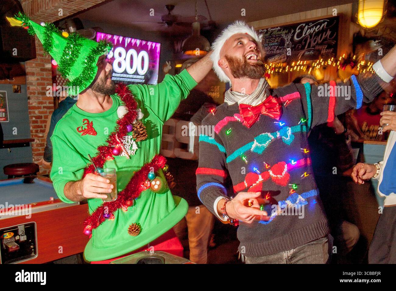 4 dicembre 2016, Newport Beach, California: Due giocatori in piscina con maglioni e cappellini natalizi colorati danno un tifo natalizio in un caffè di Newport Beach, CALIFORNIA. (Immagine di credito: © Spencer Grant/ZUMA Press Wire) Foto Stock