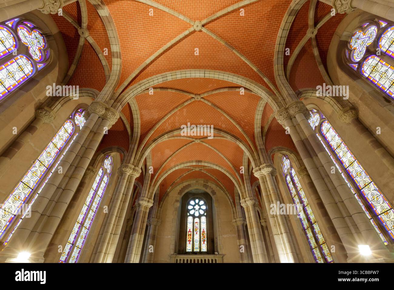 Francia, Meurthe et Moselle, Fenneviller, villaggio ha ricevuto due volte la Croce di guerra per i danni subiti durante la prima e la seconda guerra mondiale, chiesa della Natività della Vergine distrutta durante la prima guerra mondiale nel 1915, ricostruita in stile neogotico dall'architetto Nancy Georges Biet e dall'appaltatore Masson nel 1925, la navata con sullo sfondo una vetrata in stile Art Deco realizzata nel 1925 dal maestro vetraio di Nancy Georges Janin che rappresenta da sinistra a destra la moltiplicazione di pane e pesci, l'agnello di Dio e il serpente di bronzo Foto Stock
