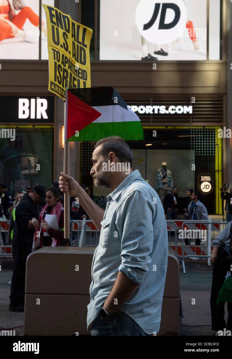 13 ottobre 2023, New York City, New York, USA: Un uomo cammina con un cartello durante una manifestazione pro-Palestina a Time Square. (Immagine di credito: © Camden Hall/ZUMA Press Wire) Foto Stock