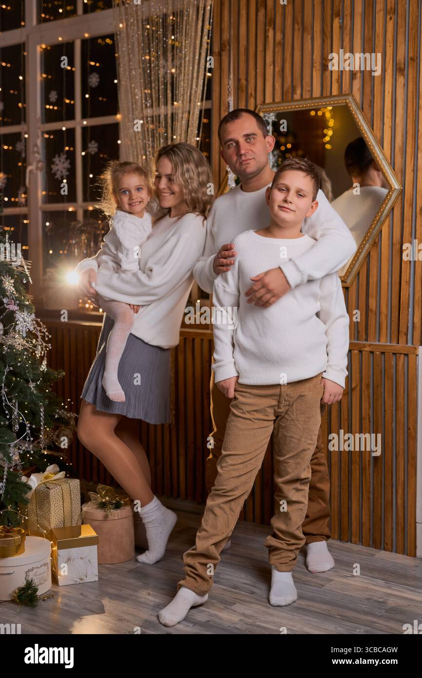 Una romantica coppia anziana festeggia Foto Stock