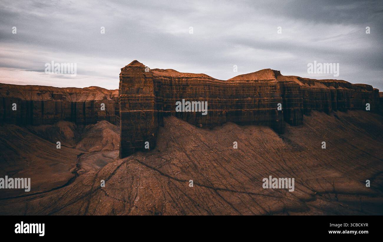 Vista cinematografica delle aspre scogliere del deserto con un cielo lunare Foto Stock