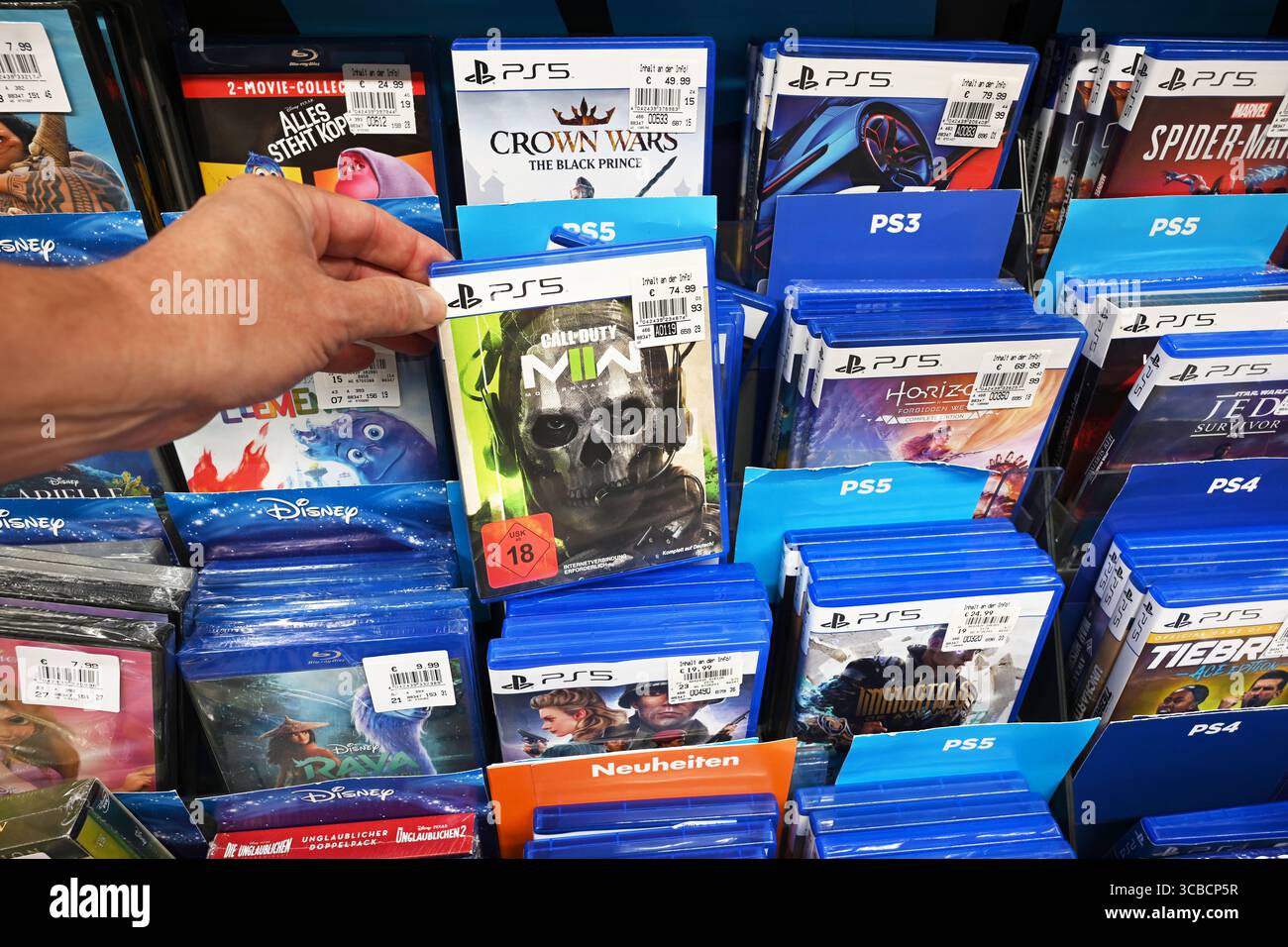 Memorizza il display pieno di giochi per PS5 per una console per videogiochi domestica Foto Stock