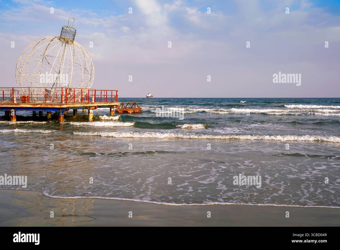 Decorazioni natalizie sulla spiaggia di Larnaca, Cipro Foto Stock