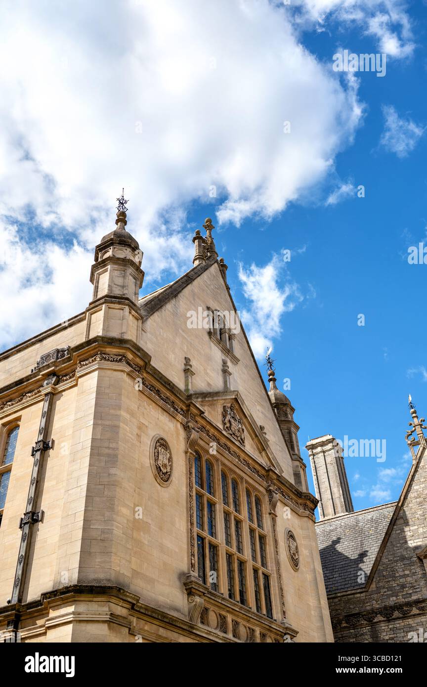 Torre e facciata dell'edificio di Oxford contro il cielo blu. Foto Stock