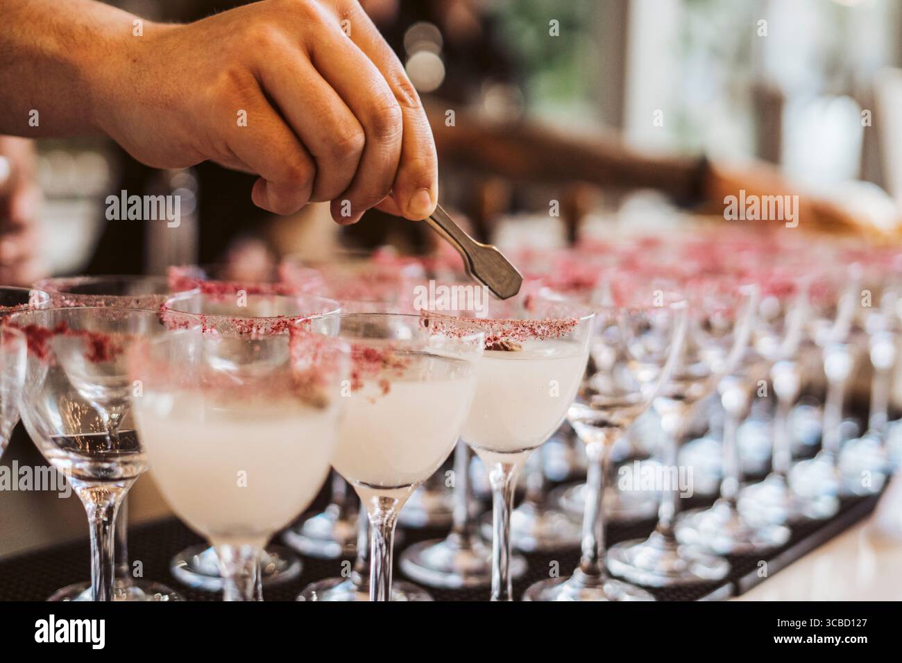 Server che prepara cocktail a una festa Foto Stock