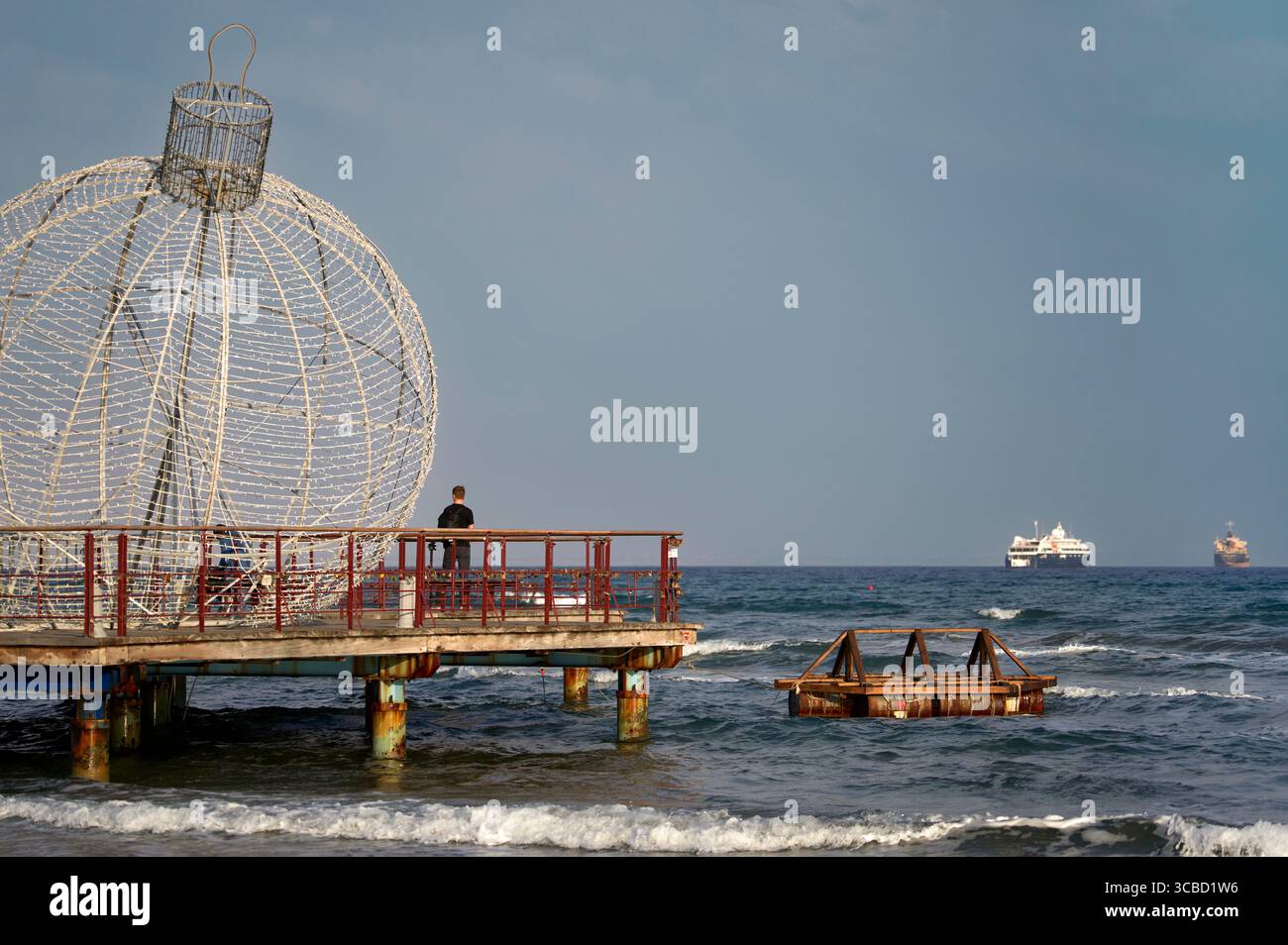 Decorazioni natalizie sulla spiaggia di Larnaca, Cipro Foto Stock